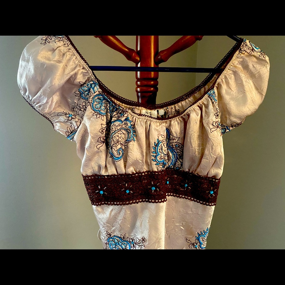 Shiny and flattering Peasant top